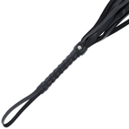 Poignee du fouet de bondage Darkness de 45 cm en cuir tresse a rivet et dragonne, manche ergonomique du flogger de discipline BDSM au design soigne.