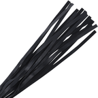 Gros plan sur les meches plates du flogger Darkness de 45 cm, faisceau de lanieres noires du fouet de discipline BDSM de qualite superieure.