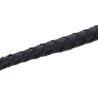 Gros plan sur le fut tresse du fouet de bondage Darkness de 210 cm, motif de tressage cuir noir du long fouet de discipline BDSM ergonomique.