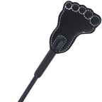 Cote cravache du combo BDSM Darkness, claqueur plat en forme de pied a orteils decoupes et coutures, tapette rigide PVC de l accessoire de discipline 2-en-1.