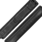 Deux manchettes de cheville Darkness en cuir synthetique noir vues a plat, sangles rembourrees a boutons-pression, paire de l accessoire de bondage reglable.