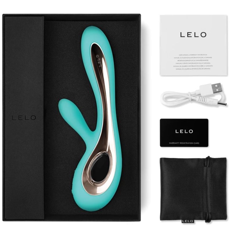 Coffret Lelo Soraya 2 turquoise avec notice, cable USB, carte de garantie et pochette satinee noire, rabbit double stimulation point G et clitoris en silicone a finition doree.