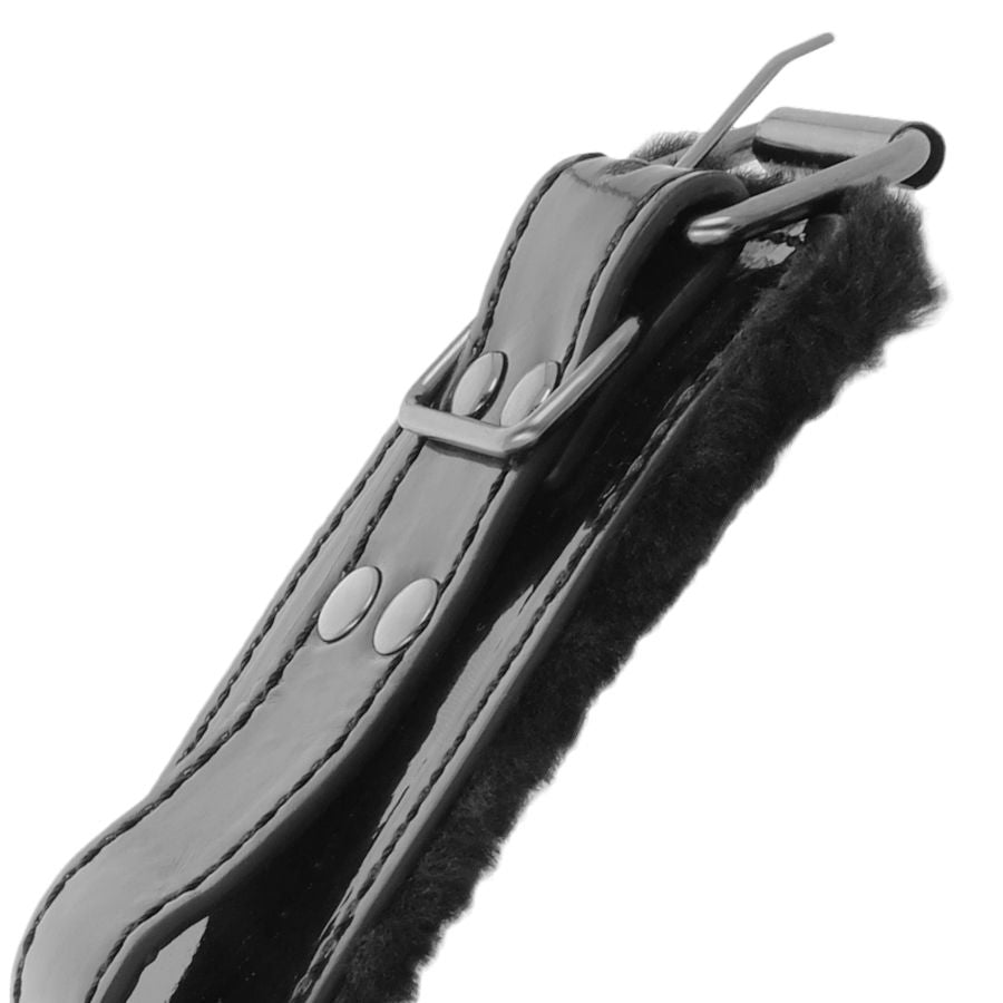 Menottes de cheville réglables cuir et PVC noir — détail texture surface