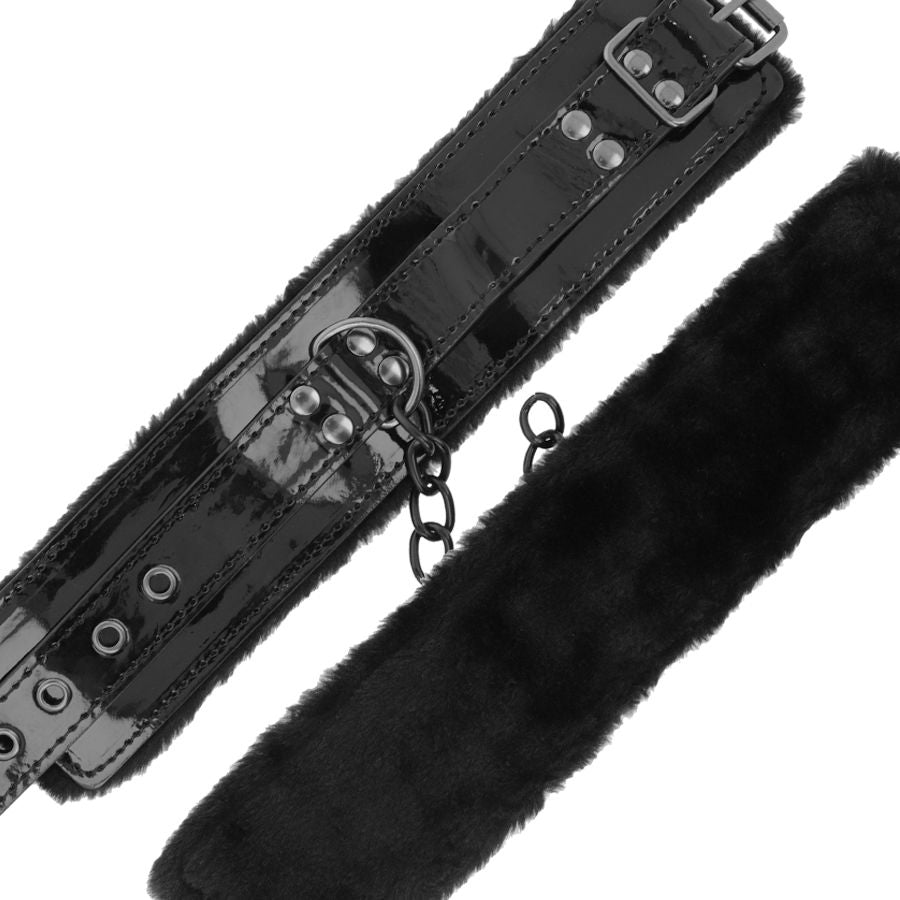 Manchettes de cheville vernies Darkness ouvertes montrant la doublure en fausse fourrure noire, accessoire de bondage a chaine et cadenas pour les chevilles.