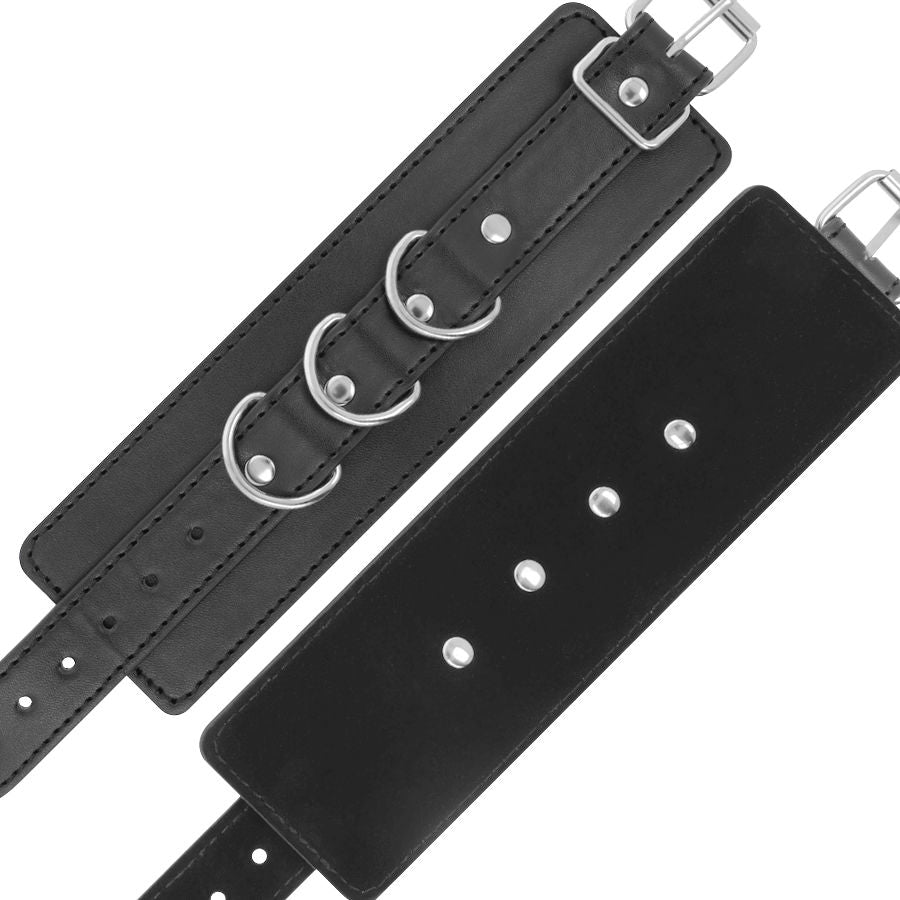 Menottes de cheville Darkness en cuir PVC noir presentees ouvertes a plat, montrant les trous de reglage, boucles et anneaux en D pour le bondage des chevilles.