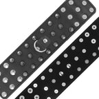 Menottes a pointes Darkness en cuir noir presentees ouvertes a plat, montrant les boutons-pression, l'anneau en D et les clous argentes pour le jeu BDSM.