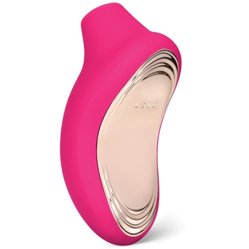 Stimulateur clitoridien Sona 2 Cruise rose vif à façade dorée Lelo, vu de trois quarts montrant l'embout sonique, masseur en silicone à ondes soniques sans contact.