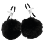 Pinces a tetons Darkness en metal argente ornees de deux gros pompons en fausse fourrure noire, vis de reglage pour un pincement decoratif des mamelons.