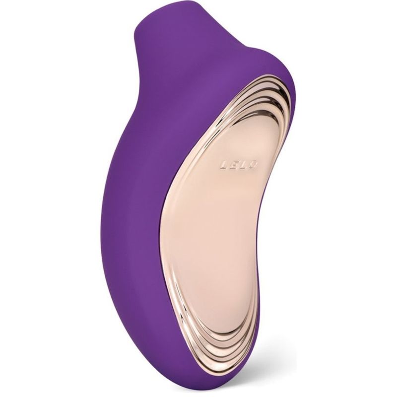 Stimulateur clitoridien Sona 2 Cruise violet à façade dorée Lelo, vu de trois quarts révélant l'embout sonique, masseur en silicone à ondes soniques sans contact.