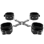 Ensemble hogtie Darkness complet : croix de sangles cuir reliant quatre manchettes doublees fausse fourrure noire a boucles, pour immobiliser le partenaire.