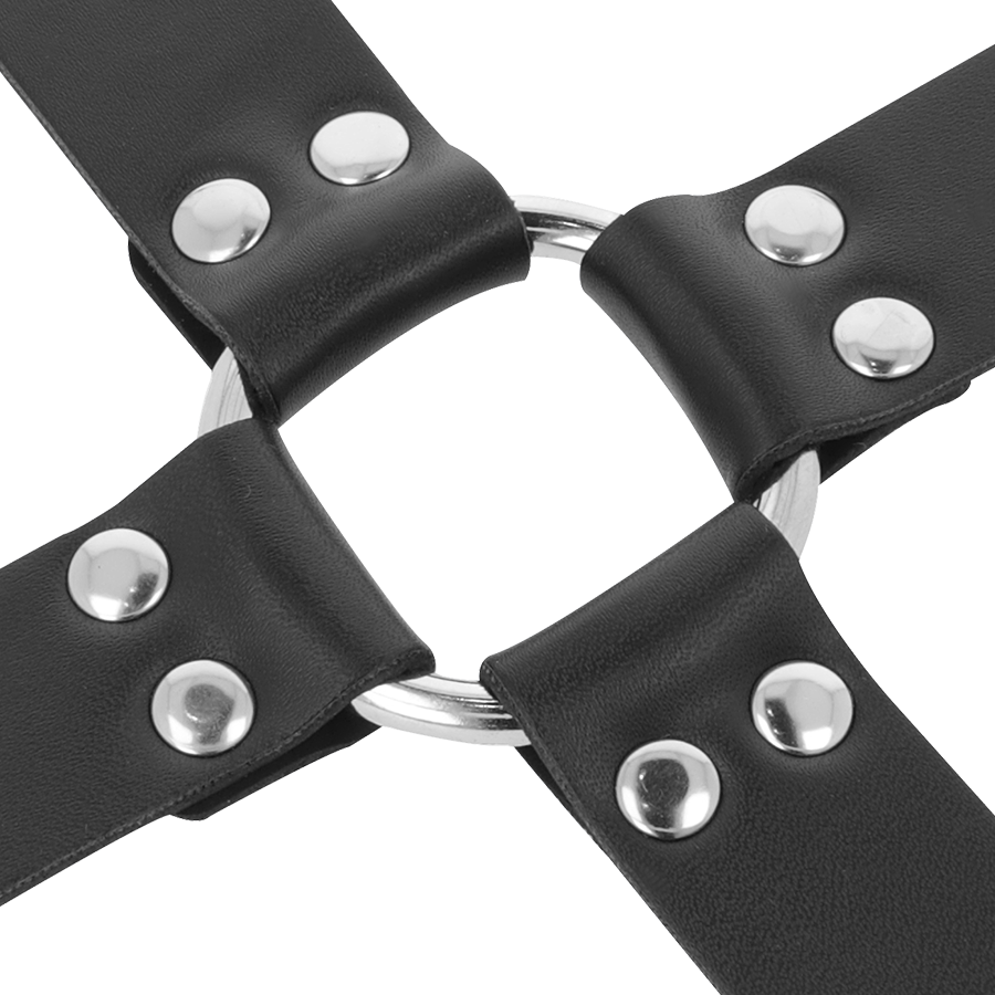 Detail des sangles de cuir noir a rivets argentes formant la croix centrale du hogtie Darkness, avec anneau en D pour connecter les manchettes en bondage.