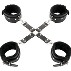Kit hogtie Darkness avec croix de sangles cuir a rivets reliant quatre manchettes doublees de fausse fourrure noire, pour immobiliser poignets et chevilles.