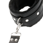 Gros plan sur une manchette Darkness en cuir noir bordee de fausse fourrure, avec mousqueton argente et boutons-pression, element du kit hogtie de bondage.