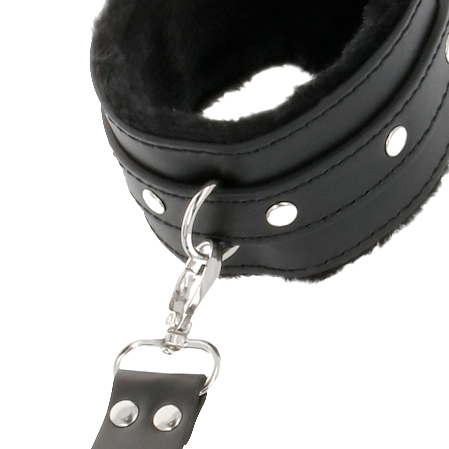 Gros plan sur une manchette Darkness en cuir noir bordee de fausse fourrure, avec mousqueton argente et boutons-pression, element du kit hogtie de bondage.