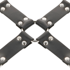 Croix de sangles en cuir noir a rivets argentes du kit hogtie Darkness, anneau central pour relier les quatre manchettes lors de l'immobilisation en bondage.