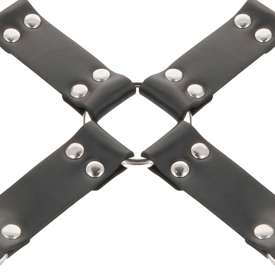 Croix de sangles en cuir noir a rivets argentes du kit hogtie Darkness, anneau central pour relier les quatre manchettes lors de l'immobilisation en bondage.