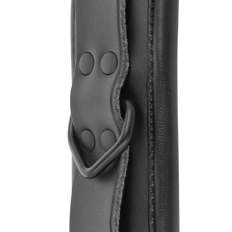 Detail de l'anneau en D et des boutons-pression sur le collier rembourre en cuir noir du kit Darkness Sub & Dom, point d'attache pour la laisse de soumission.
