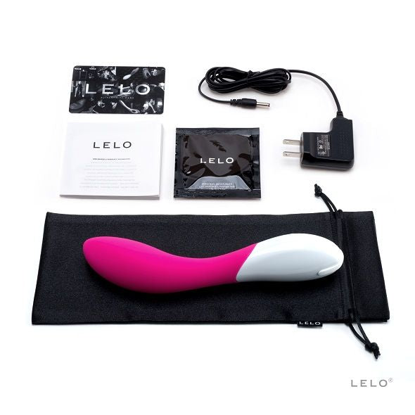 Vibromasseur Mona 2 rose accompagne de sa pochette satinee noire, du manuel, du chargeur et d'un echantillon, set complet Lelo en silicone rechargeable.