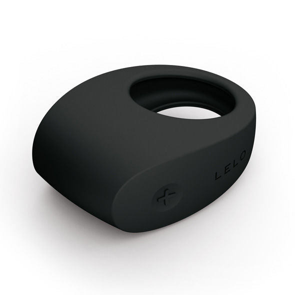 Cockring vibrant TOR 2 Lelo en silicone noir vu de trois quarts, courbe ergonomique et logo lateral, anneau pour couple rechargeable USB a 6 modes de vibration etanche