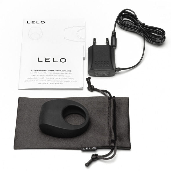 Contenu de l'anneau TOR 2 Lelo : cockring en silicone noir, cable de charge USB, pochette de rangement satinee et notice, accessoires fournis d'un sextoy de couple etanche