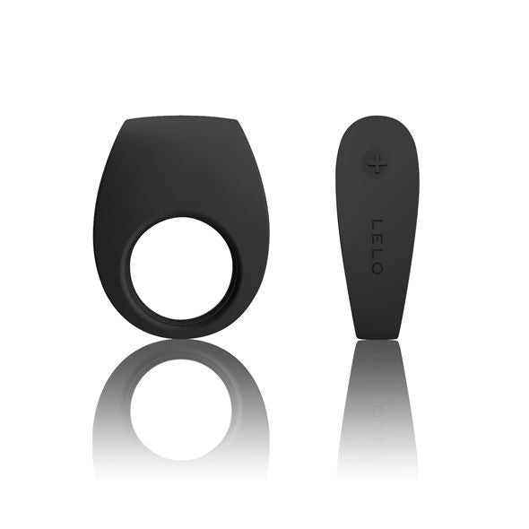 Anneau vibrant TOR 2 Lelo en silicone noir presente de face a cote de sa telecommande plate, cockring pour couple rechargeable a 6 modes de vibration et finition etanche