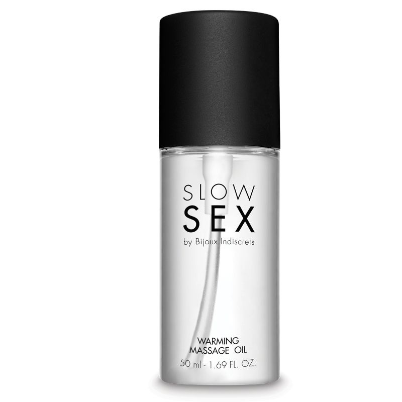 Flacon pompe Warming Massage Oil Slow Sex Bijoux Indiscrets a bouchon noir, photographie isolee sur fond blanc, huile de massage chauffante 50 ml