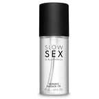 Flacon pompe Warming Massage Oil Slow Sex Bijoux Indiscrets a bouchon noir, photographie isolee sur fond blanc, huile de massage chauffante 50 ml