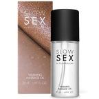 Huile de massage chauffante Warming Massage Oil Slow Sex Bijoux Indiscrets, flacon pompe a bouchon noir et etui, cosmetique effet chaleur 50 ml sur fond blanc