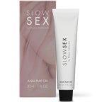 Gel de stimulation anale Anal Play Gel Slow Sex Bijoux Indiscrets, tube blanc a bouchon noir et etui rose, lubrifiant base eau 30 ml sur fond blanc