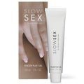 Gel intime Finger Play Gel Slow Sex Bijoux Indiscrets, tube blanc et etui illustre d'une main aux doigts caressants, cosmetique sensoriel 30 ml sur fond blanc