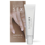 Gel intime Finger Play Gel Slow Sex Bijoux Indiscrets, tube blanc et etui illustre d'une main aux doigts caressants, cosmetique sensoriel 30 ml sur fond blanc