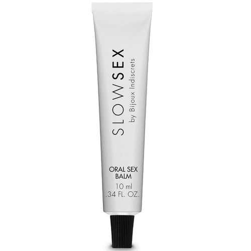 Tube blanc Oral Sex Balm Slow Sex Bijoux Indiscrets a bouchon noir, photographie isolee sur fond blanc, baume pour le sexe oral 10 ml