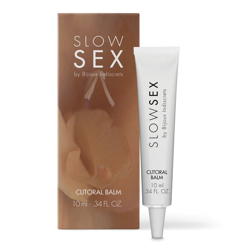 Baume clitoridien Clitoral Balm Slow Sex Bijoux Indiscrets, tube blanc applicateur et etui assorti, cosmetique stimulant a effet thermique 10 ml sur fond blanc