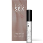 Gel stimulant tetons Nipple Play Gel Slow Sex Bijoux Indiscrets, flacon applicateur a bouchon noir et etui rose, cosmetique sensoriel coco 10 ml sur fond blanc
