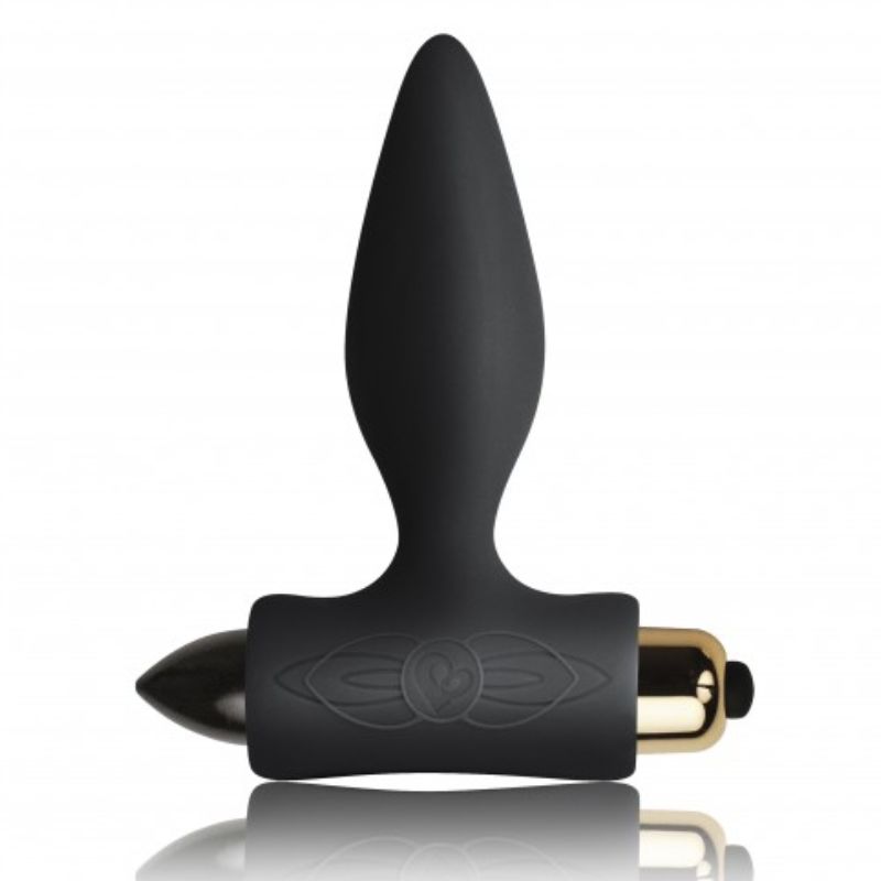 Plug anal vibrant en silicone noir à corps conique lisse sur base évasée terminée en pointe, capsule vibrante dorée intégrée, format débutant ergonomique.