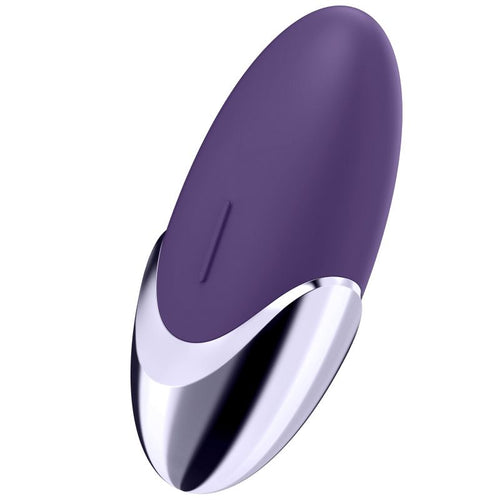 Stimulateur clitoridien Satisfyer a poser violet avec langue arrondie en silicone et base chromee, vue trois quarts, forme ovale a quinze vibrations.