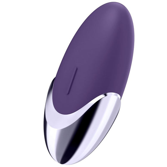 Stimulateur clitoridien Satisfyer a poser violet avec langue arrondie en silicone et base chromee, vue trois quarts, forme ovale a quinze vibrations.