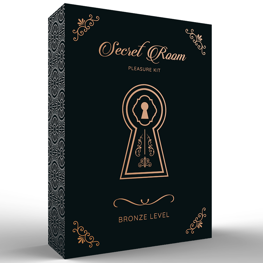 Boite fermee du coffret Secret Room Pleasure Kit Bronze Level, design noir et dore avec serrure, kit BDSM d'initiation discret pour couple