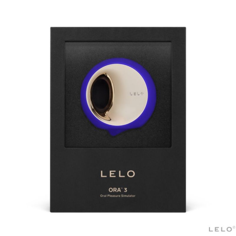 Boite Lelo Ora 3 bleu de face, simulateur de plaisir oral presente sous fenetre, disque rotatif dore en silicone, mention oral pleasure simulator sur emballage noir premium.