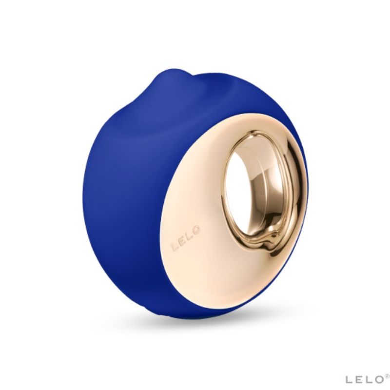 Simulateur oral Lelo Ora 3 bleu nuit vu de trois quarts, disque rotatif dore en silicone qui caresse le clitoris, format galet compact rechargeable pour stimulation externe.