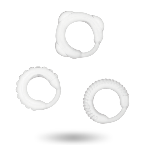Trois anneaux peniens Addicted blancs translucides ergonomiques de tailles differentes, surfaces lisse, nervuree et torsadee, presentes flottant sur fond blanc.