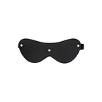 Masque bandeau en cuir noir avec rivets, vu de face sur fond blanc