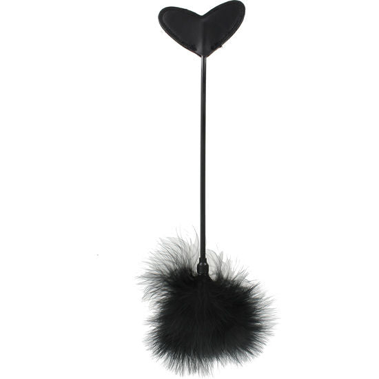 Tapette en forme de cœur associée à un plumeau noir, accessoire BDSM sur fond blanc