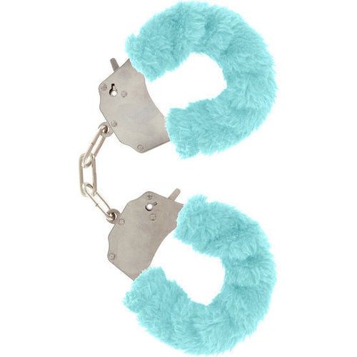 Menottes de poignets doublees de fourrure bleu turquoise reliees par une chaine en acier chrome, accessoire de bondage avec systeme de fermeture metallique a loquet.