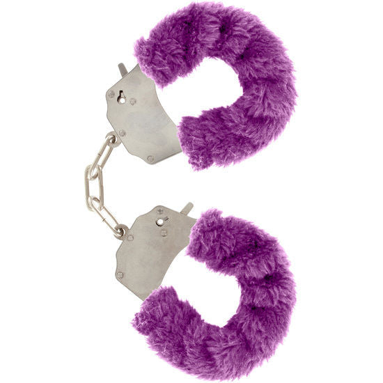 Menottes de poignets recouvertes de fourrure violette reliees par une chaine en acier chrome, accessoire de bondage avec systeme de fermeture metallique securise.
