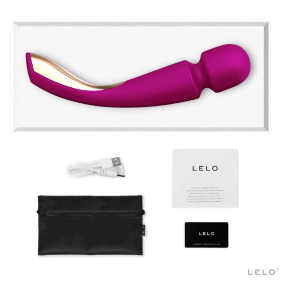 Smart Wand 2 fuchsia de Lelo dans son ecrin blanc avec pochette, cable de charge et notice, wand de massage en silicone a 10 modes rechargeable USB et submersible