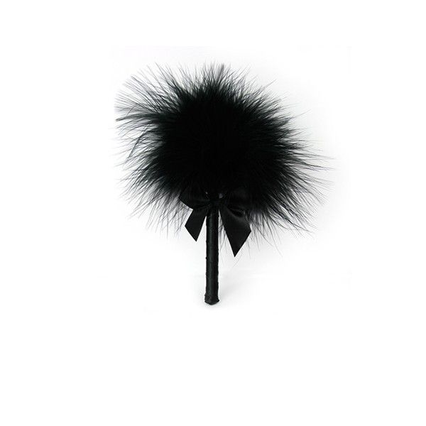 Plumeau en plumes noires du coffret Instruments de Plaisir satin, duster sensoriel léger pour caresser les zones érogènes signé Bijoux Indiscrets.