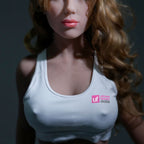 Gros plan sur le visage et le décolleté de Mandy, débardeur blanc floqué Ultimate Fantasy Dolls
