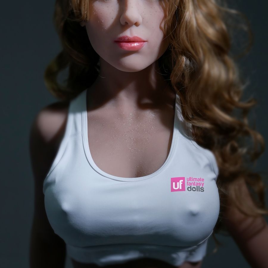 Gros plan sur le visage et le décolleté de Mandy, débardeur blanc floqué Ultimate Fantasy Dolls