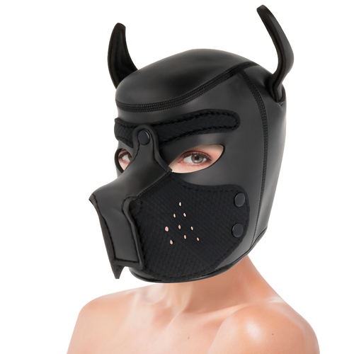 Masque de chien en neoprene noir Darkness a museau et oreilles, porte de face, museau perfore pour le jeu de role animal en domination.